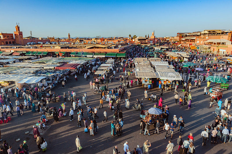 晚上Djemaa El Fna广场与库图比亚清真寺，马拉喀什，摩洛哥，北非